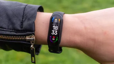 Фитнес-браслет Xiaomi Mi Smart Band 6 - экспертный обзор - Уже вышла седьмая версия браслета Ми Смарт Бэнд, вот-вот можно будет купить восьмую. Xiaomi Mi Smart Band 6 выпущена в 2021, два года удерживает интерес покупателей. Фитнес-браслет хорош по сочетанию цены-качества, органично выглядит и не ощущается на руке. Xiaomi Mi Smart Band 6: честный обзор, стоит ли покупать, плюсы и недостатки, реальные отзывы