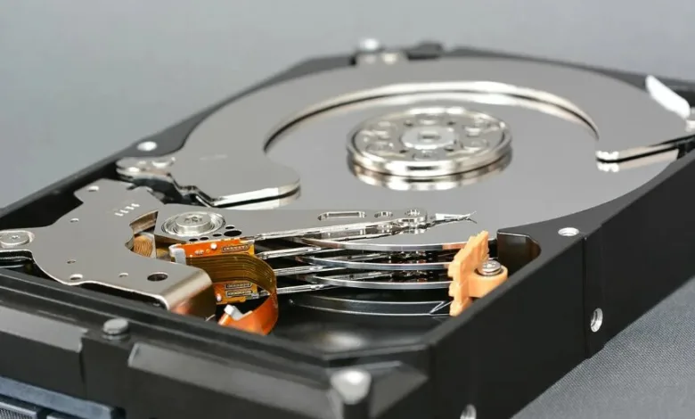 Seagate начала коммерческие поставки жестких дисков с технологией записи HAMR - Seagate Technology продолжает радовать своих клиентов инновационными решениями в сфере хранения данных. На квартальном отчётном мероприятии компания объявила о начале получения выручки от поставок систем хранения данных Corvault, использующих накопители с технологией магнитной записи с подогревом (HAMR). Seagate начала коммерческие поставки жестких дисков с технологией записи HAMR
