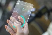 Apple получает патент на iPhone с гибким дисплеем, который можно сворачивать - Специалисты из компании Apple успешно зарегистрировали патент на инновационный дисплей для будущих моделей смартфонов iPhone. Эта информация передана источником Appleinsider. Apple получает патент на iPhone с гибким дисплеем, который можно сворачивать