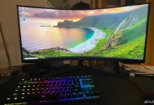 Обзор 34" монитора Samsung Odyssey G5 C34G55TWWI - Изогнутые мониторы популярны среди любителей динамичных игр. Большая частота обновления кадра, ультроширокое разрешение и отличная цветопередача позволяют испытать эффект погружения в процесс гейминга. Одна из таких экранов — Samsung Odyssey G5 C34G55TWWI. Сегодняшний обзор посвящен этому монитору. Рассмотрим, насколько он подходит для игр, работы фотографов, модельеров и моушн-дизайнеров, пользующихся такими программами как Krita, Photoshop, Maya, Blender, 3D Max, Cinema 4D, Houdini, ZBrush, Krita и других. Обзор 34" монитора Samsung Odyssey G5 C34G55TWWI