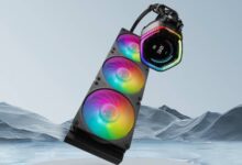 CE выпустила водяной радиатор MasterLiquid 360 оснащенный 2,1-дюймовым экраном - Компания Cooler Extreme официально анонсировала запуск нового радиатора с водяным охлаждением — MasterLiquid 360 Ice Magic Screen, известного за рубежом как MasterLiquid 360 ION. Продукт представляет собой инновационное решение в области систем охлаждения, обеспечивающее высокую эффективность и удлиненный срок службы благодаря использованию технологии шестиугольной водяной охлаждающей головки с двойной полостью GEN X, что позволяет разделять потоки горячей и холодной воды. CE выпустила водяной радиатор MasterLiquid 360 оснащенный 2,1-дюймовым экраном
